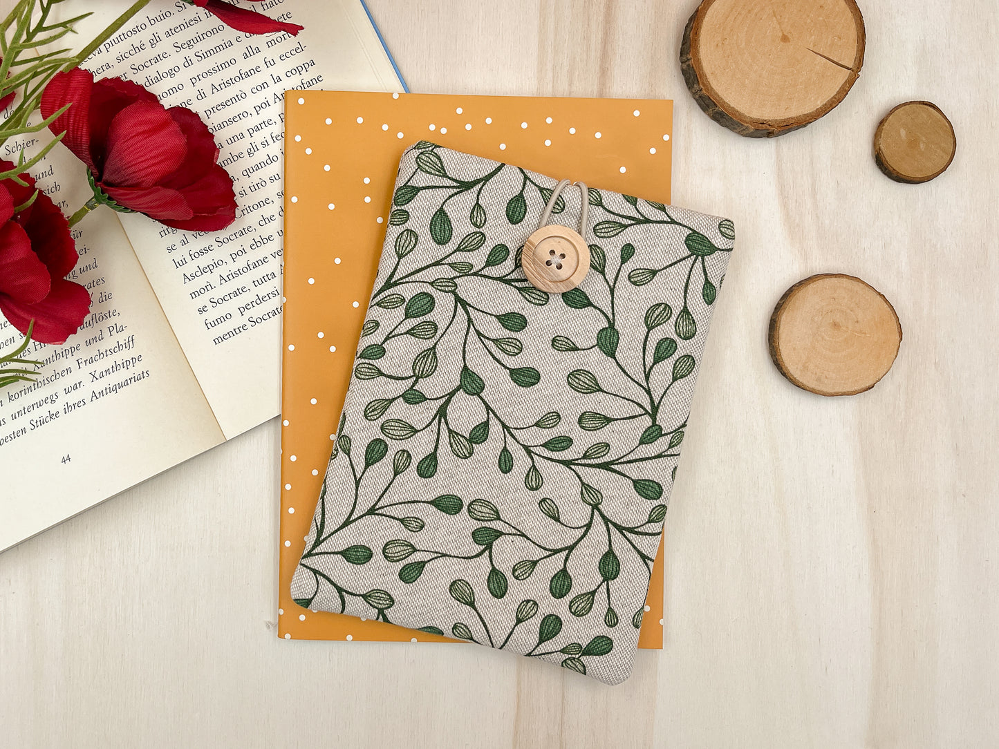 Leaves padded e-reader sleeve