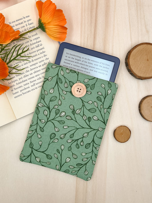 Green leaves padded e-reader sleeve