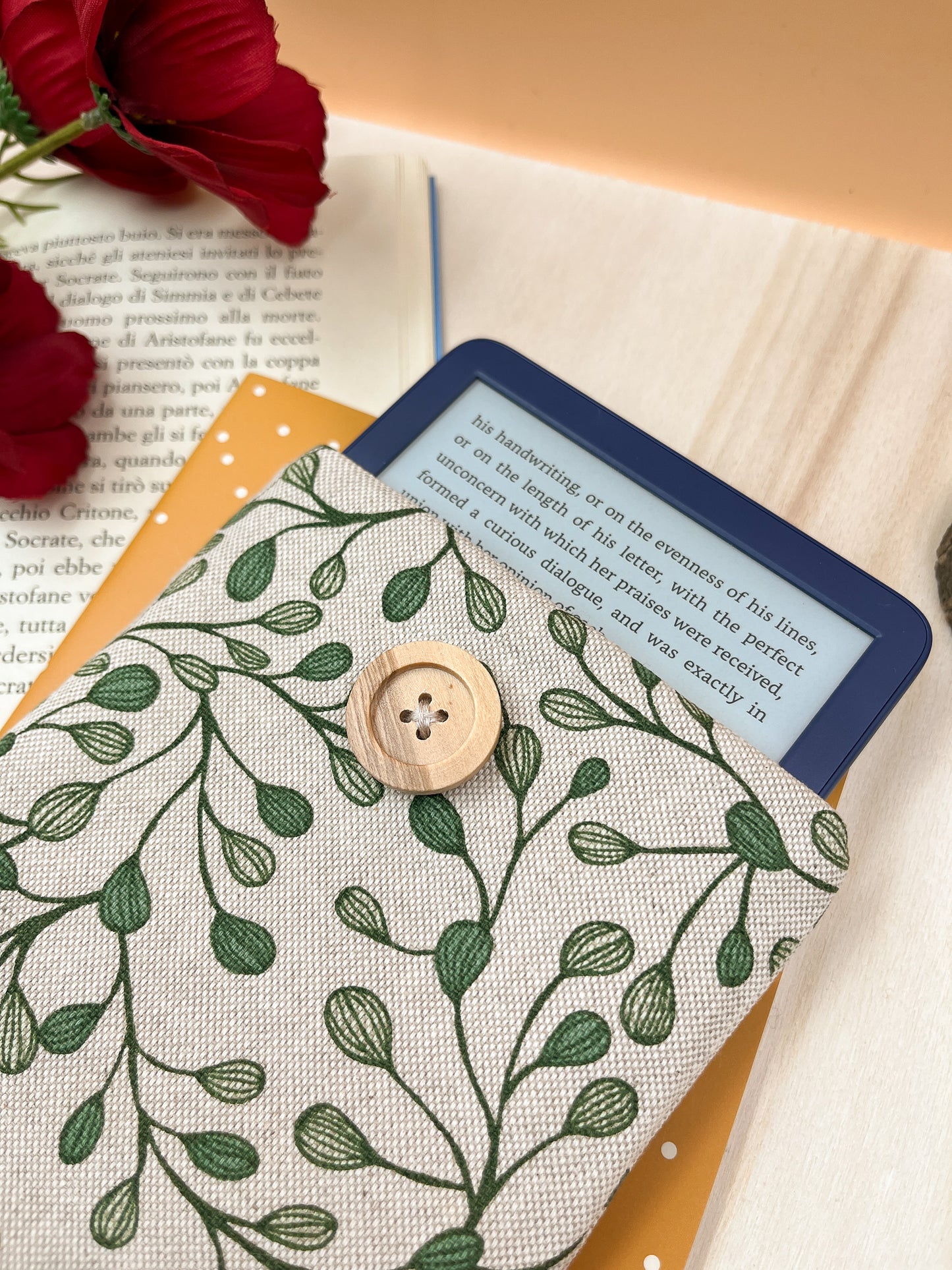 Leaves padded e-reader sleeve