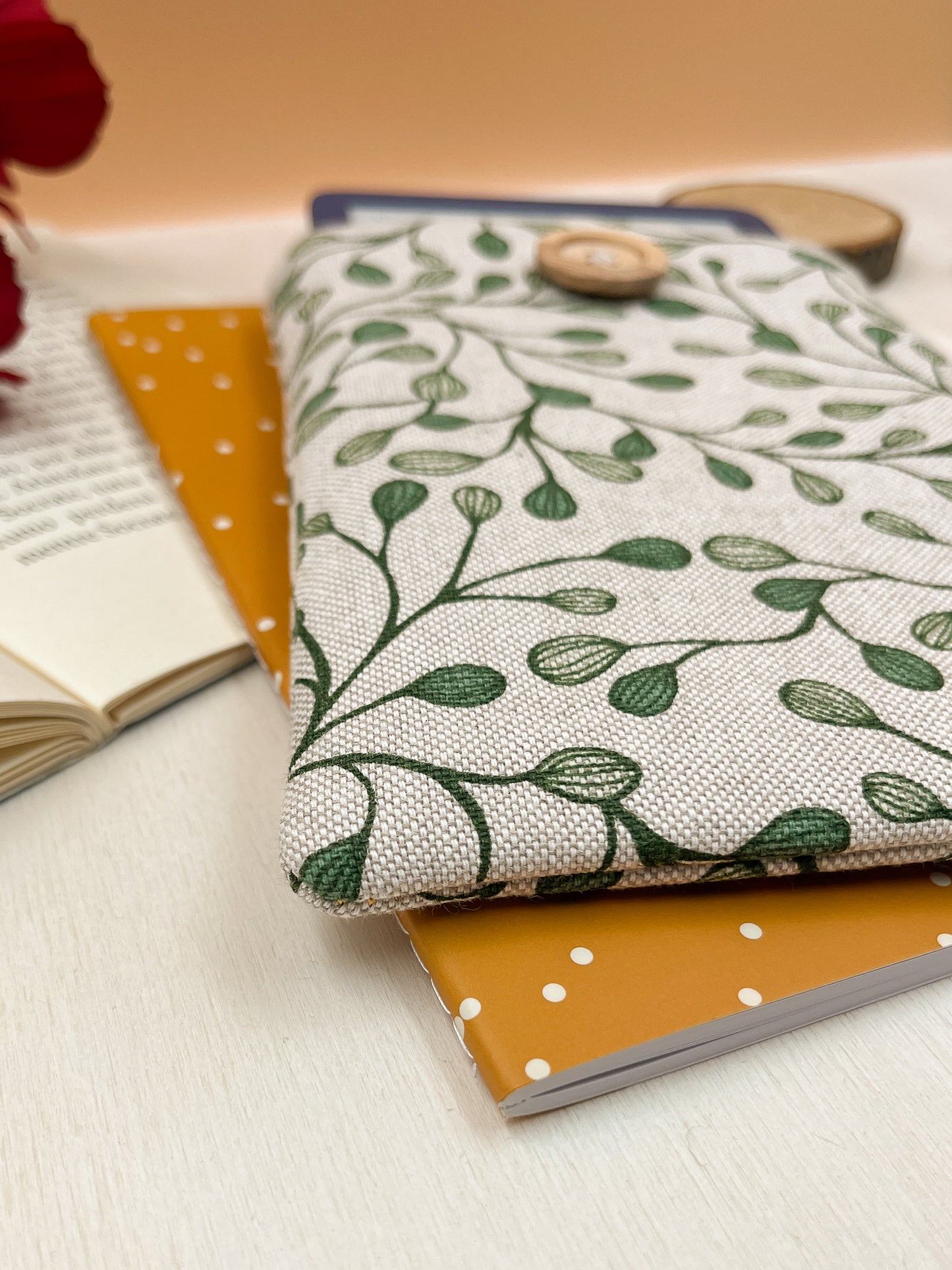 Leaves padded e-reader sleeve