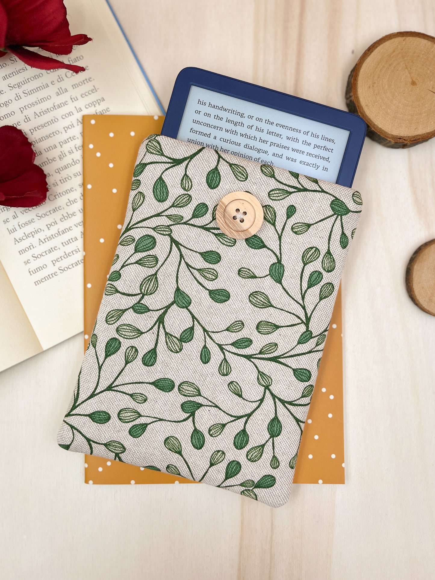 Leaves padded e-reader sleeve