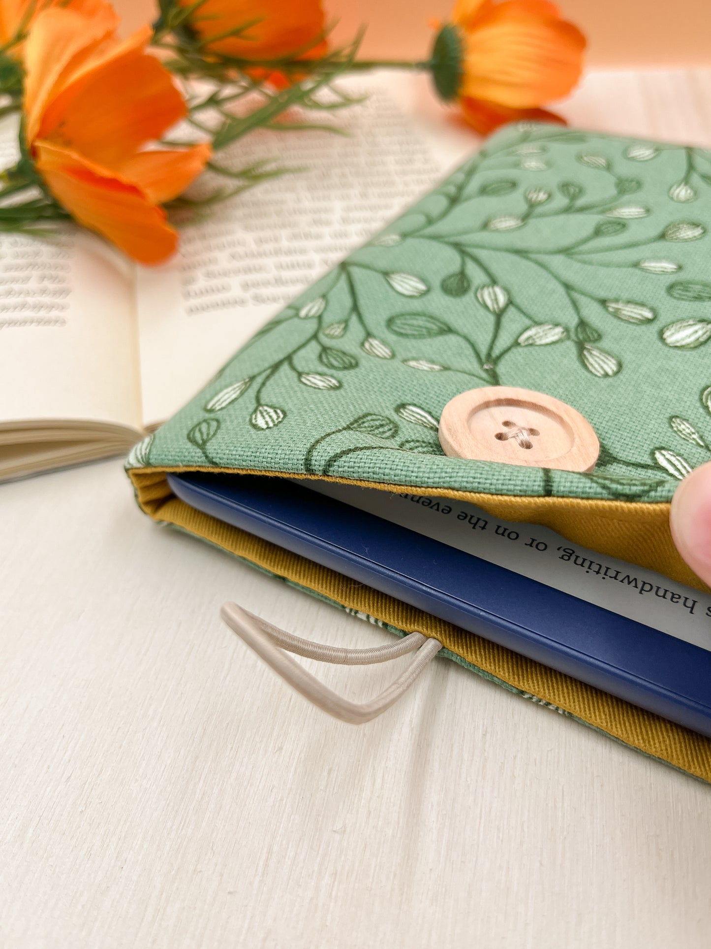 Green leaves padded e-reader sleeve
