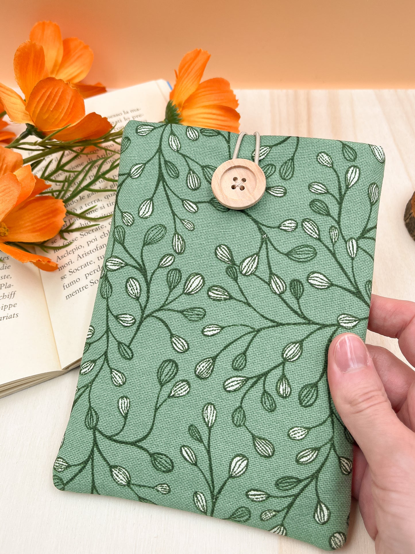 Green leaves padded e-reader sleeve