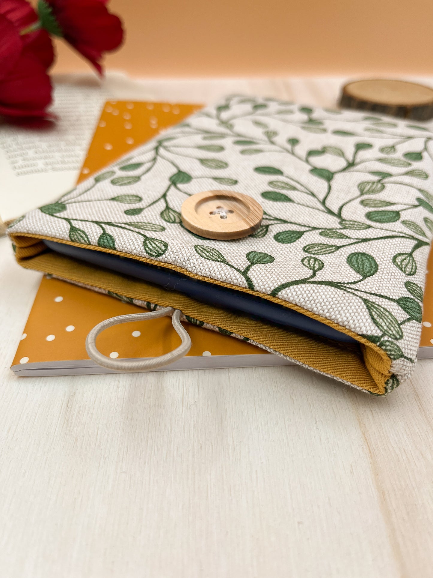 Leaves padded e-reader sleeve