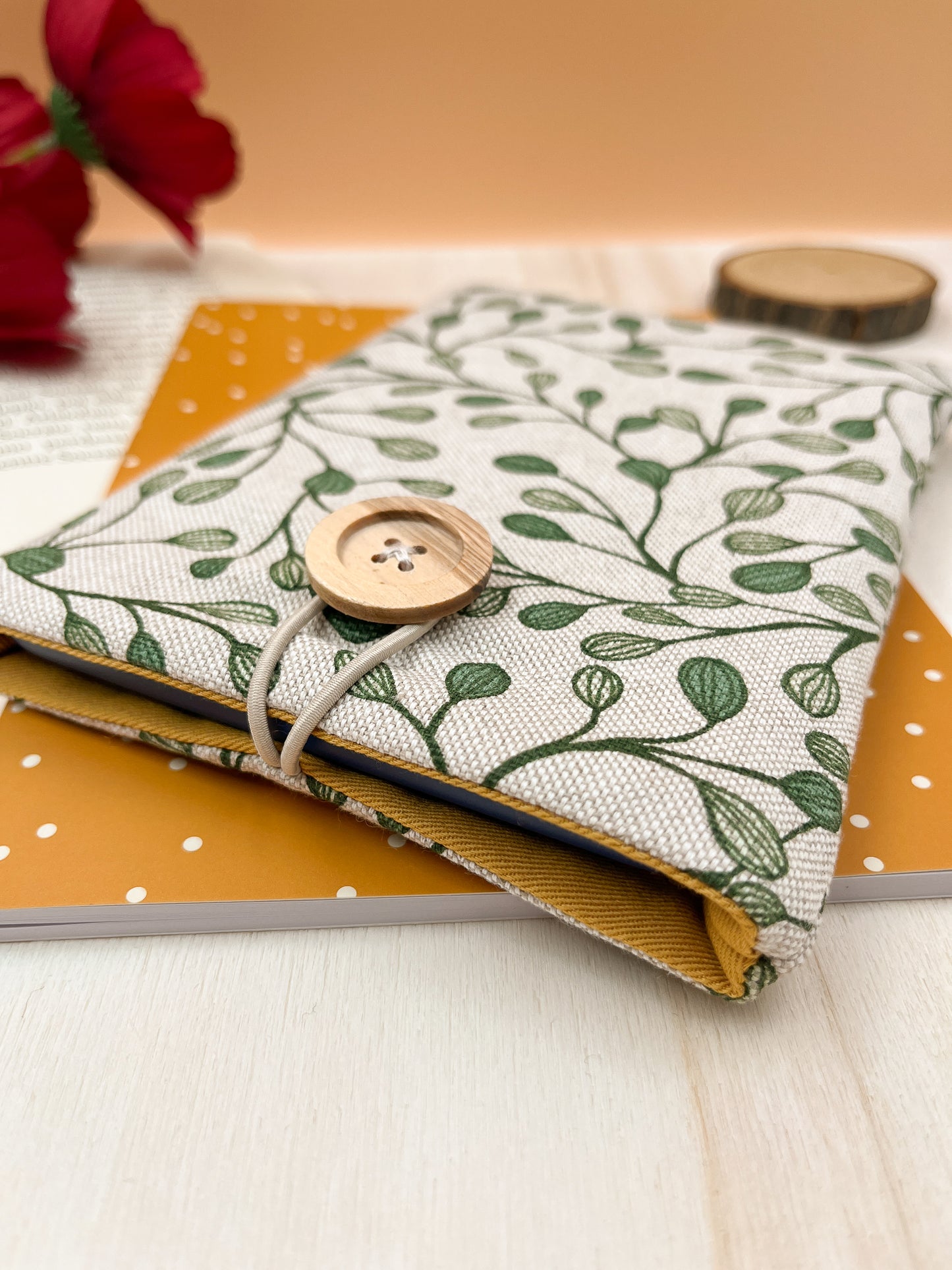 Leaves padded e-reader sleeve