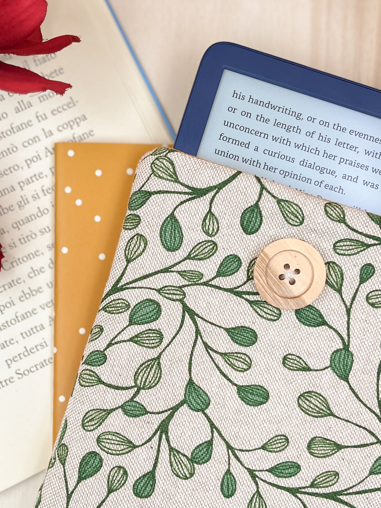 Leaves padded e-reader sleeve