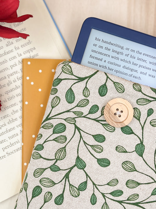 Leaves padded e-reader sleeve