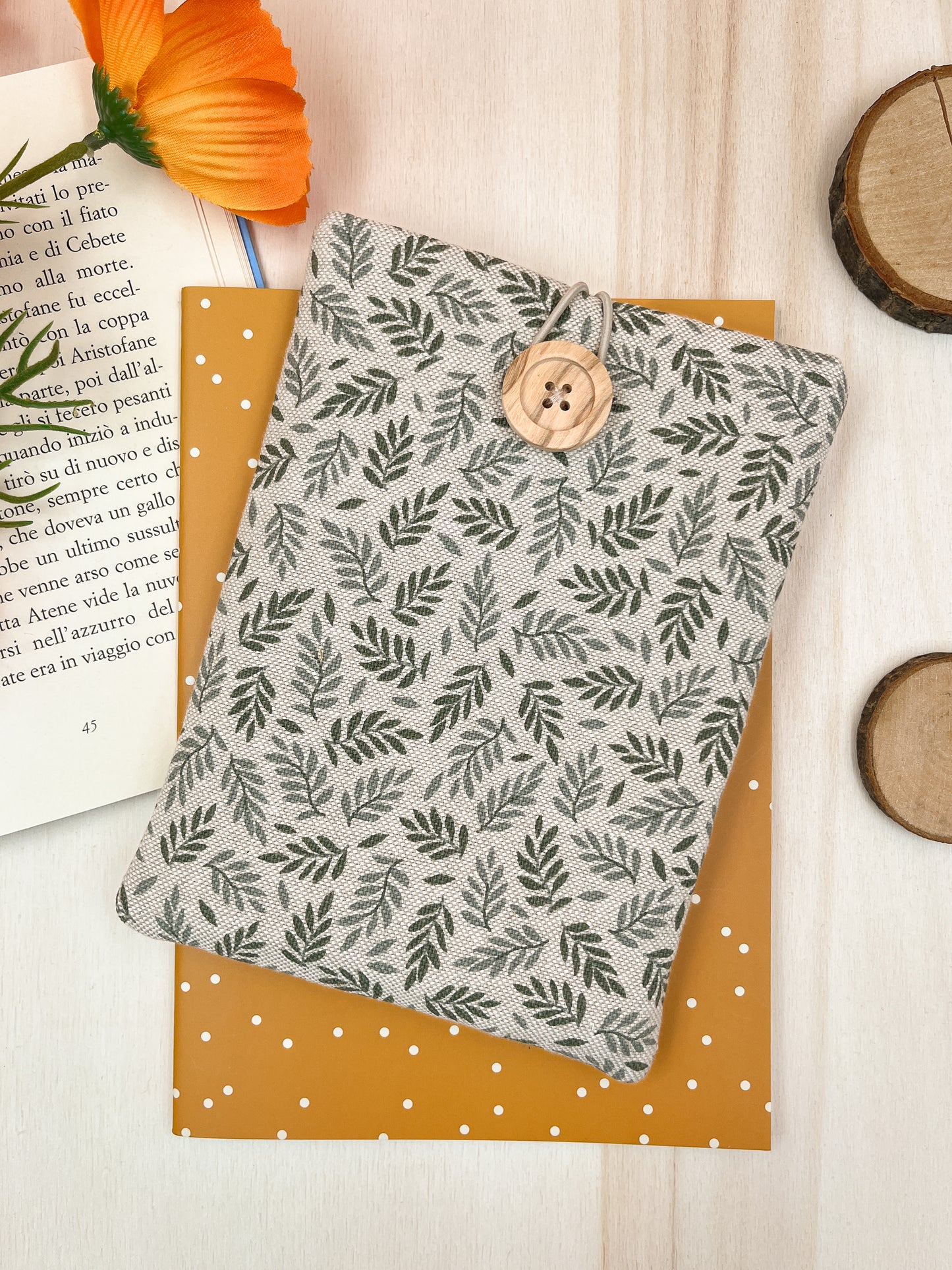 Tiny leaves padded e-reader sleeve