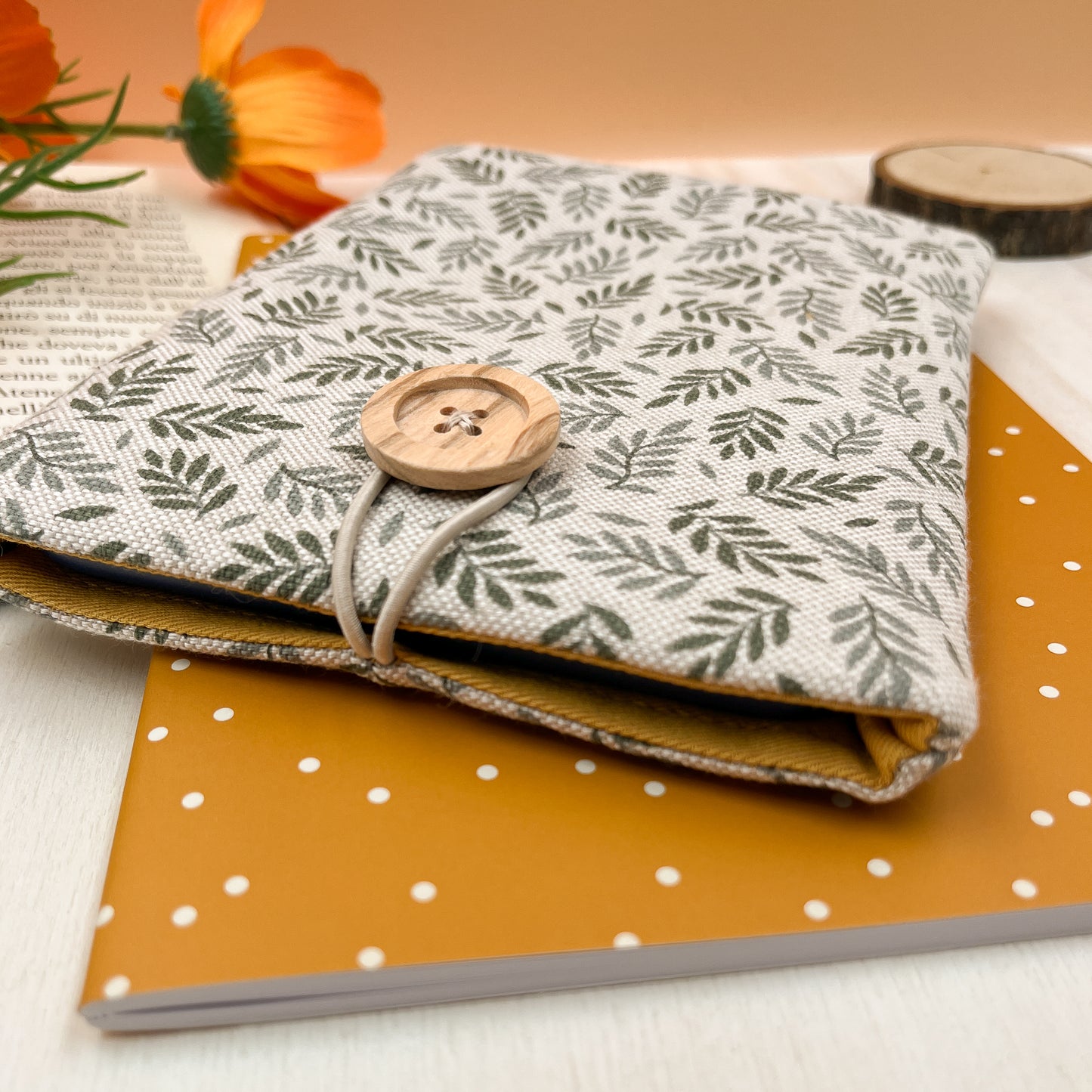 Tiny leaves padded e-reader sleeve