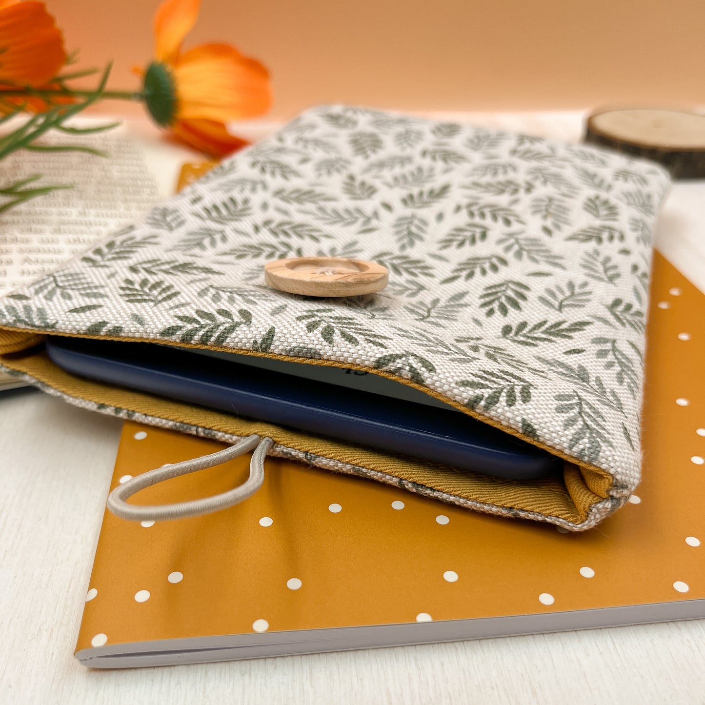 Tiny leaves padded e-reader sleeve