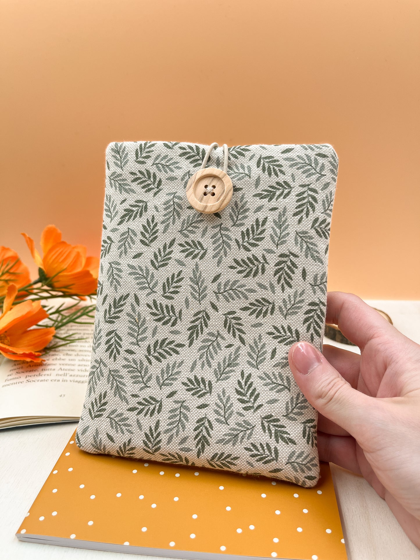 Tiny leaves padded e-reader sleeve