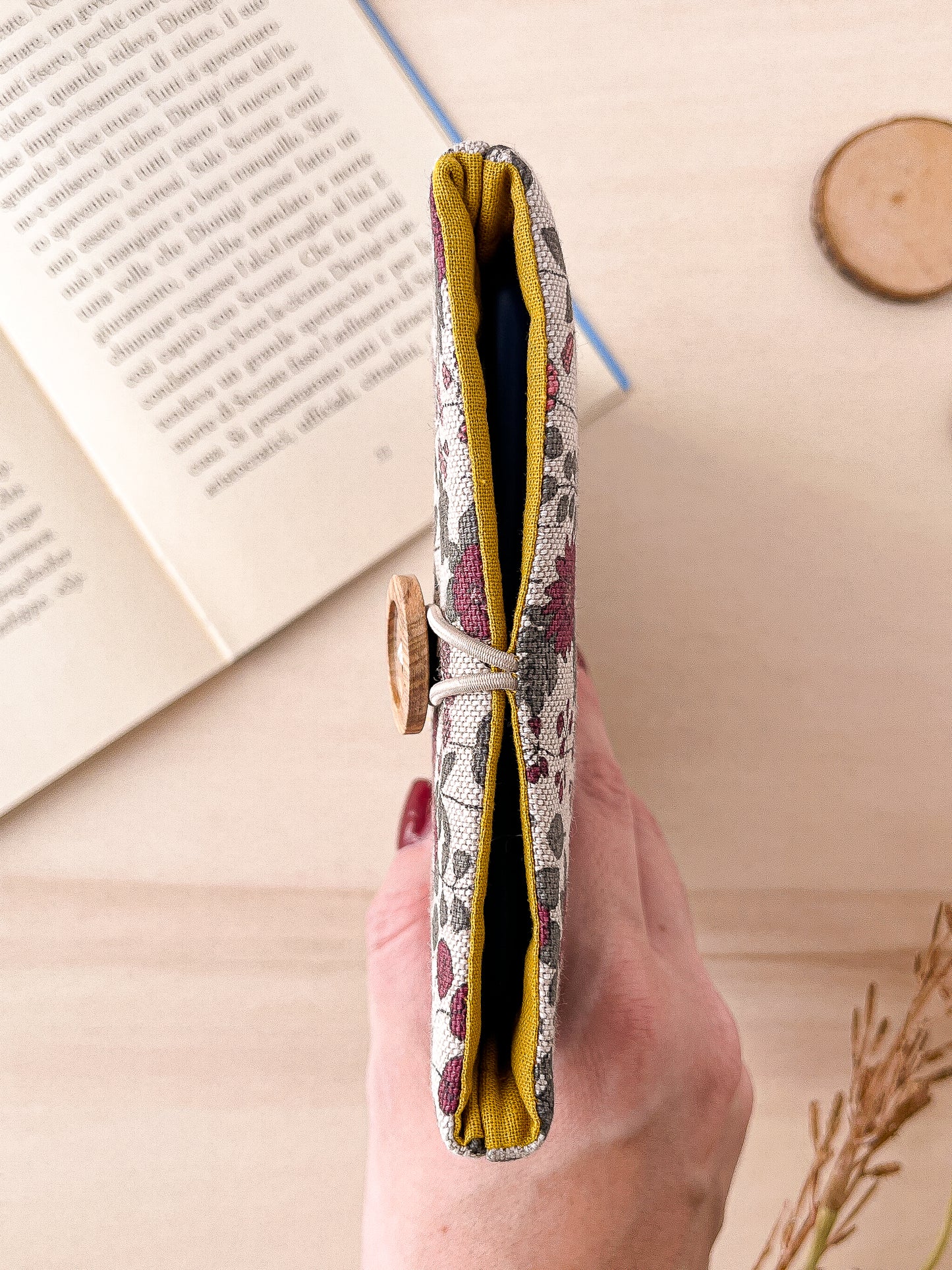 SOLD OUT - Custodia per e-reader con fiorellini rosa