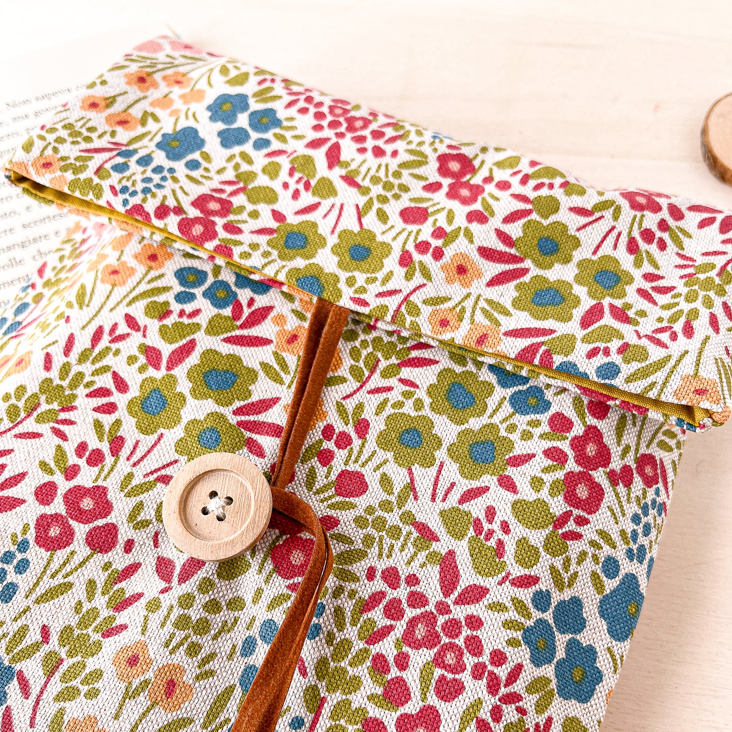 Adjustable flowery cotton book sleeve