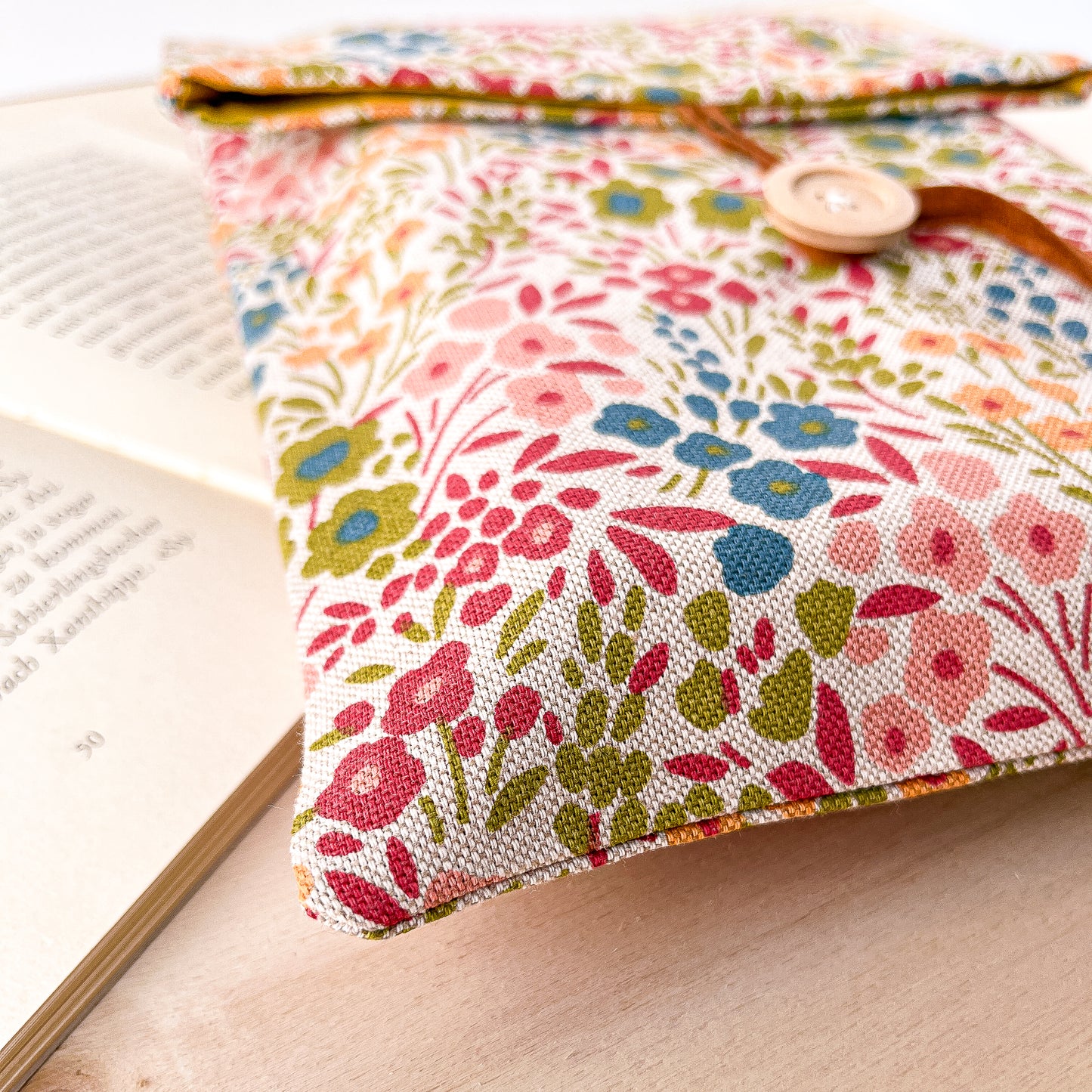 Adjustable flowery cotton book sleeve
