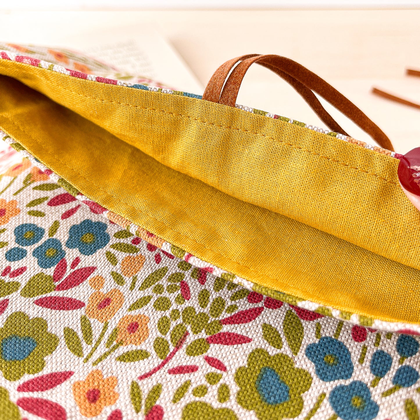 Adjustable flowery cotton book sleeve