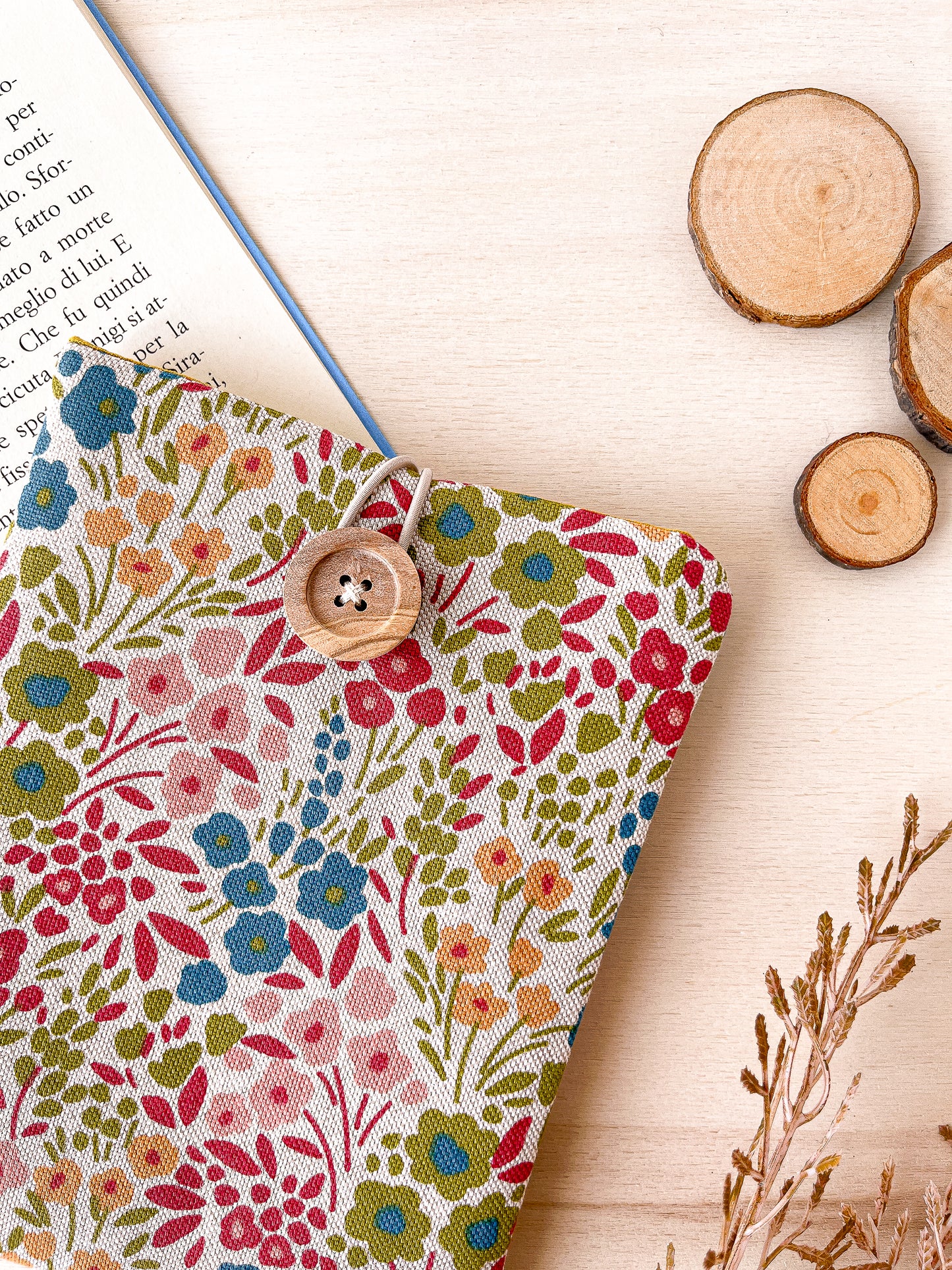 Flowery padded e-reader sleeve
