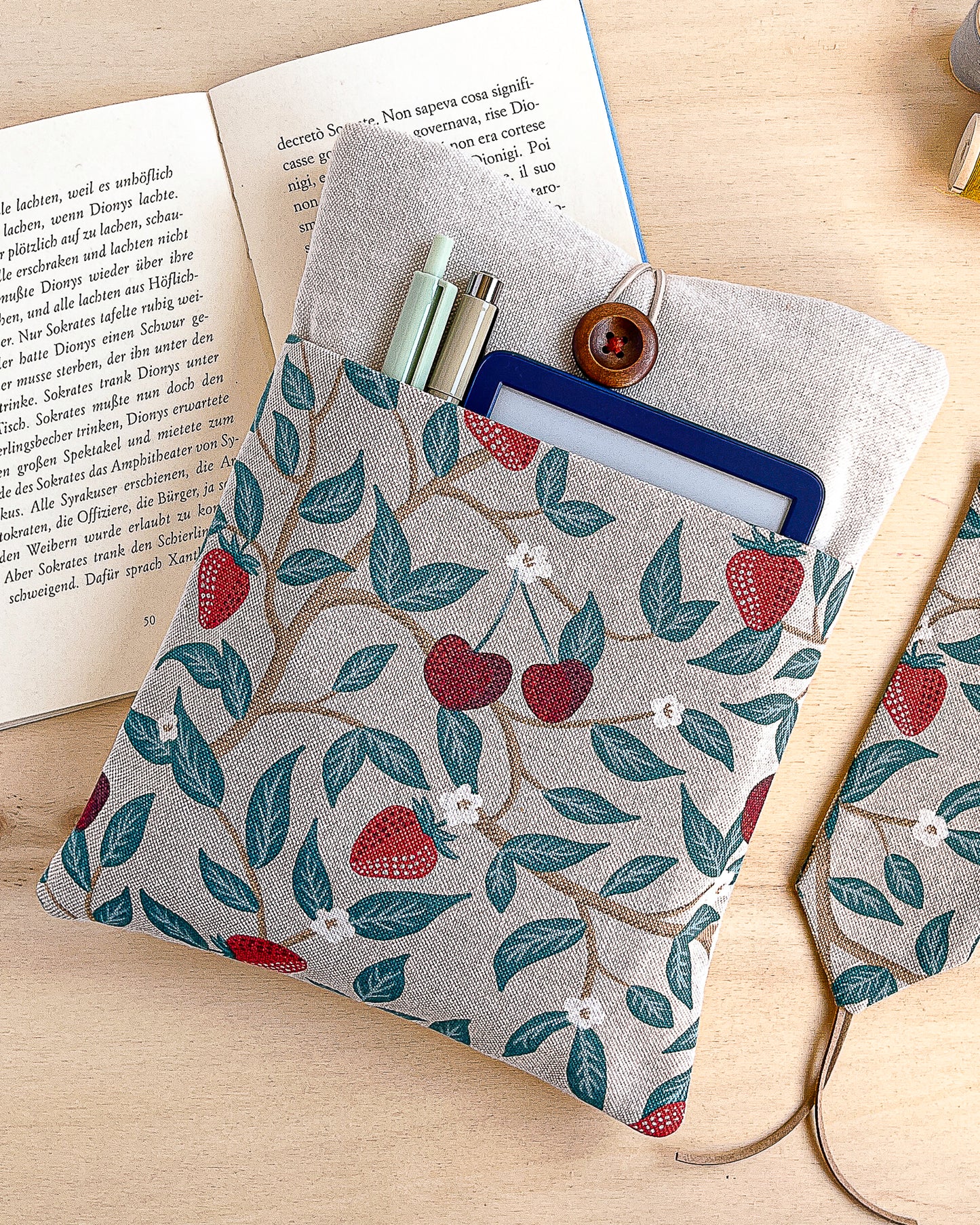 Custodia per libri imbottita in cotone fantasia fragole e ciliegie fatta a mano
