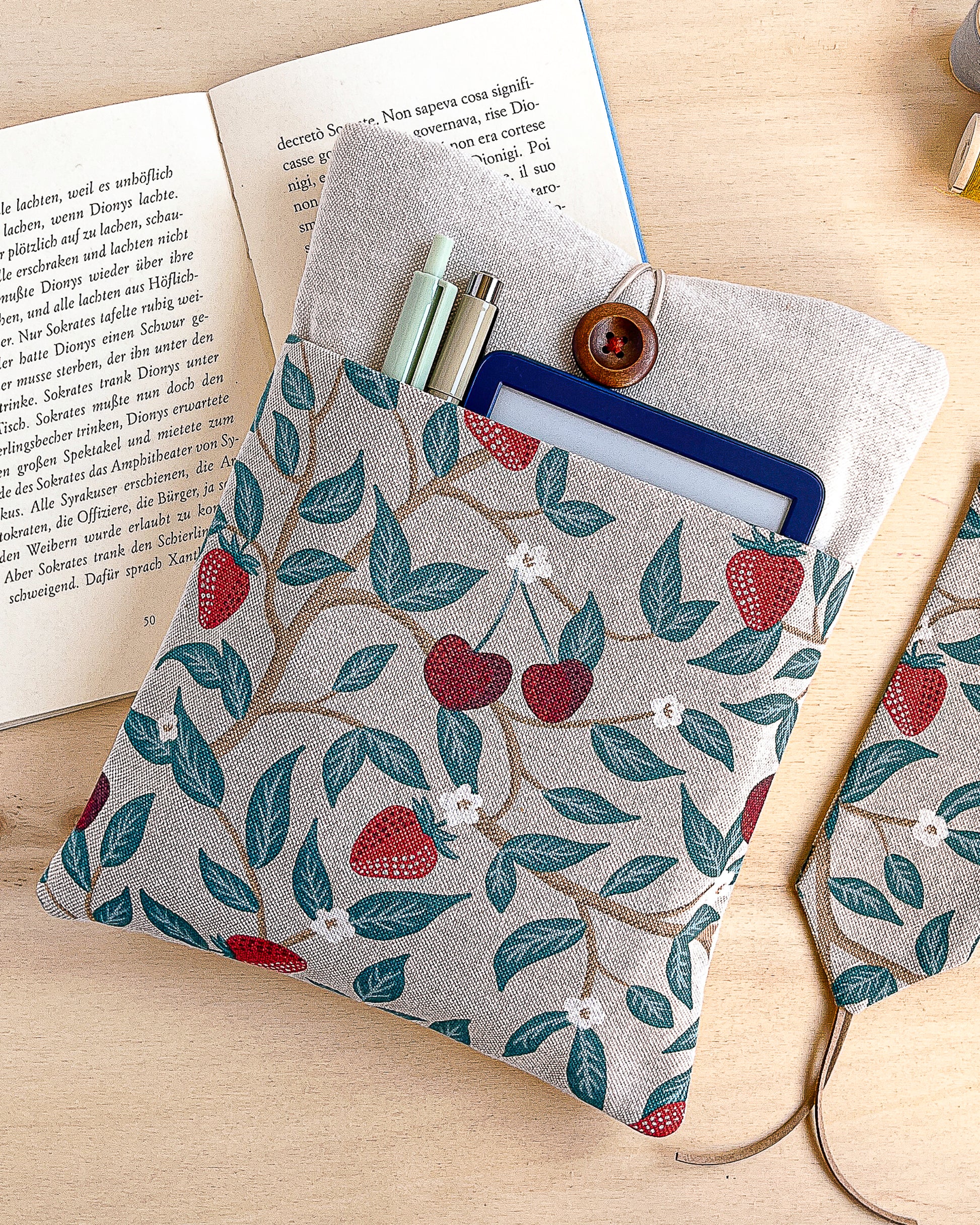 Custodia per libri imbottita in cotone fantasia fragole e ciliegie fatta a mano