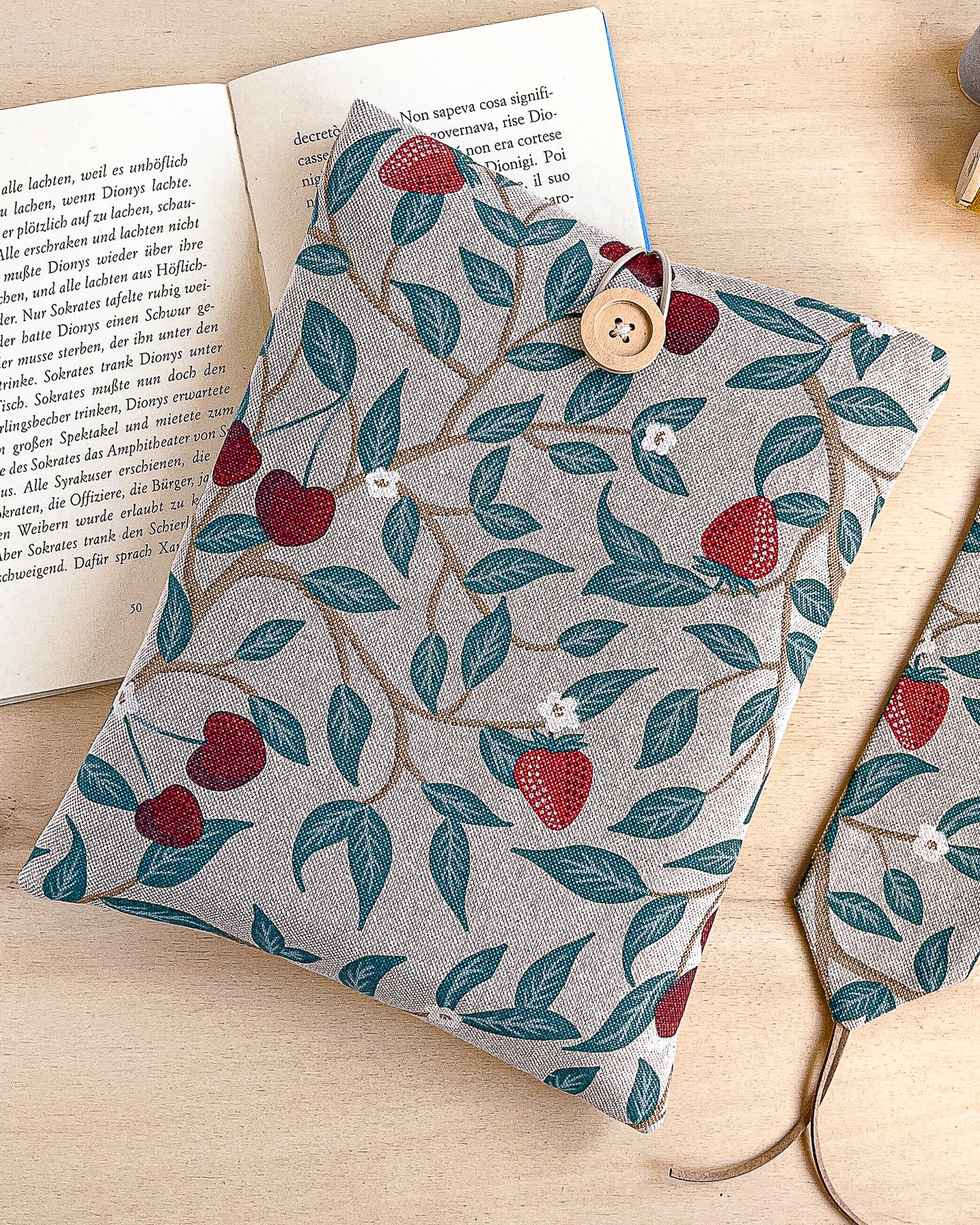 Custodia per libri imbottita in cotone fantasia fragole e ciliegie fatta a mano