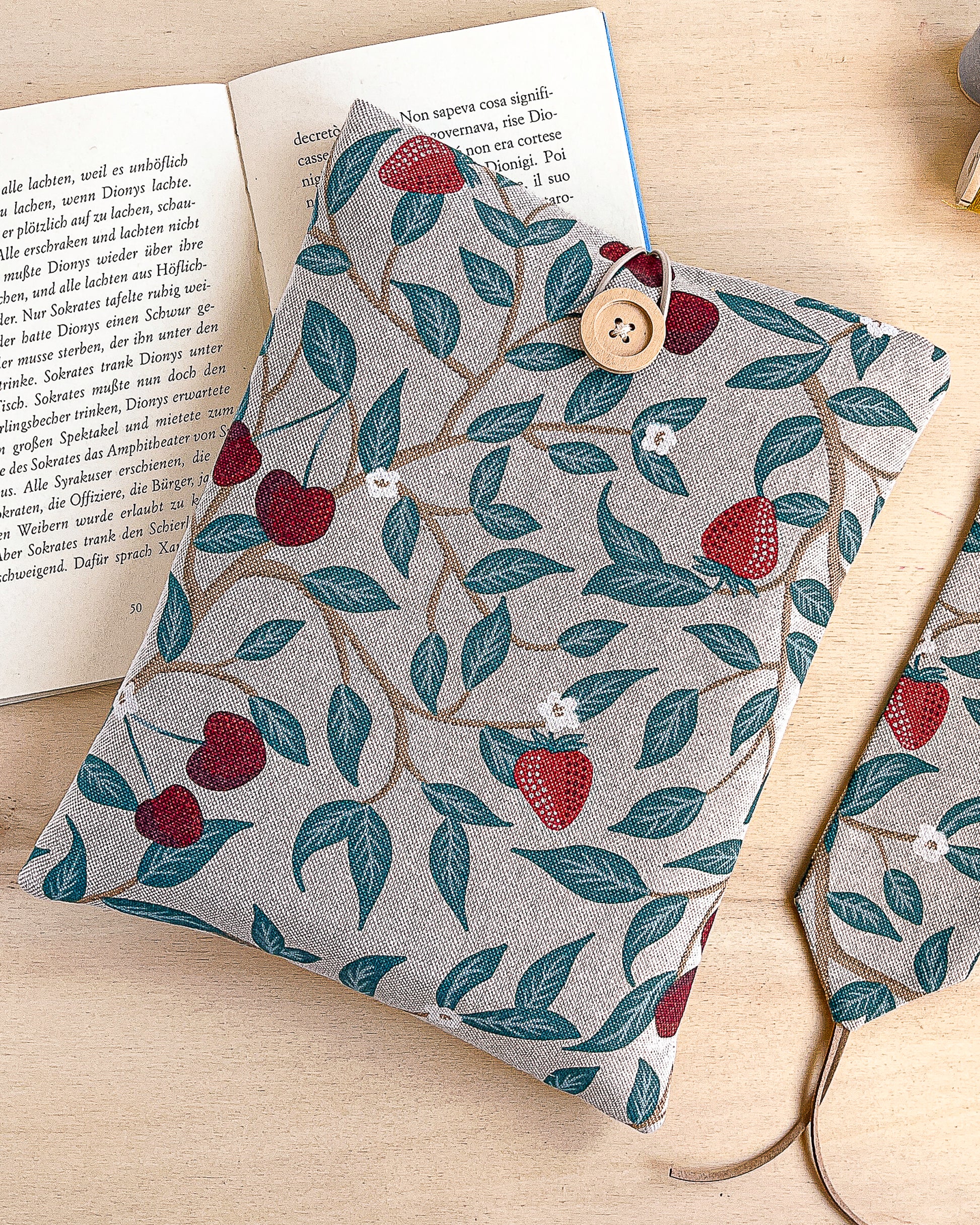 Custodia per libri imbottita in cotone fantasia fragole e ciliegie fatta a mano