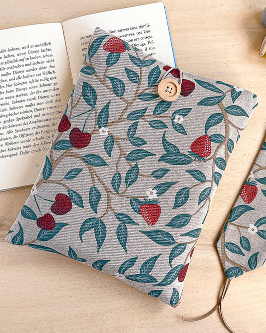 Custodia per libri imbottita in cotone fantasia fragole e ciliegie fatta a mano