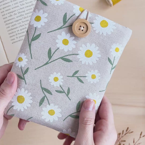 Custodia per e-reader imbottita in cotone fantasia margherite fatta a mano