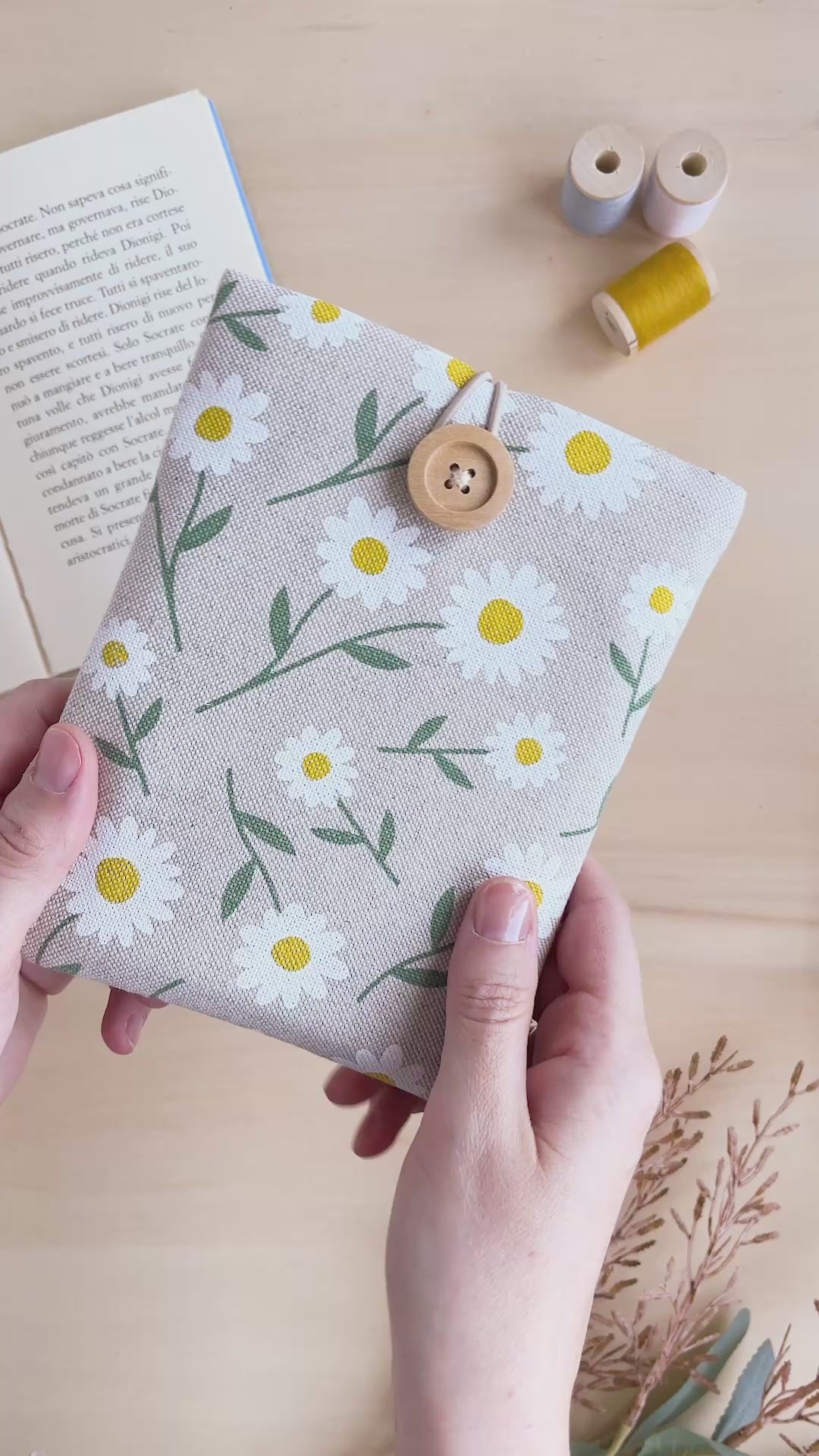 Custodia per e-reader imbottita in cotone fantasia margherite fatta a mano