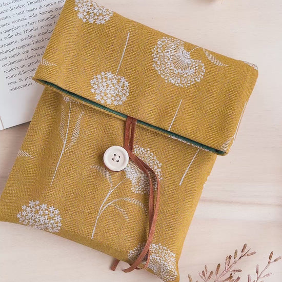 Custodia per libri regolabile in cotone fantasia ocra con fiori bianchi fatta a mano