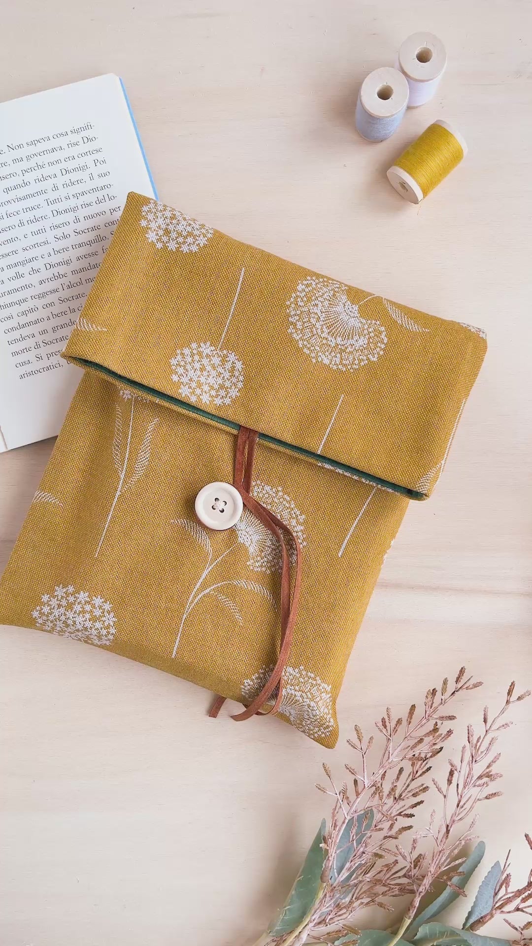 Custodia per libri regolabile in cotone fantasia ocra con fiori bianchi fatta a mano