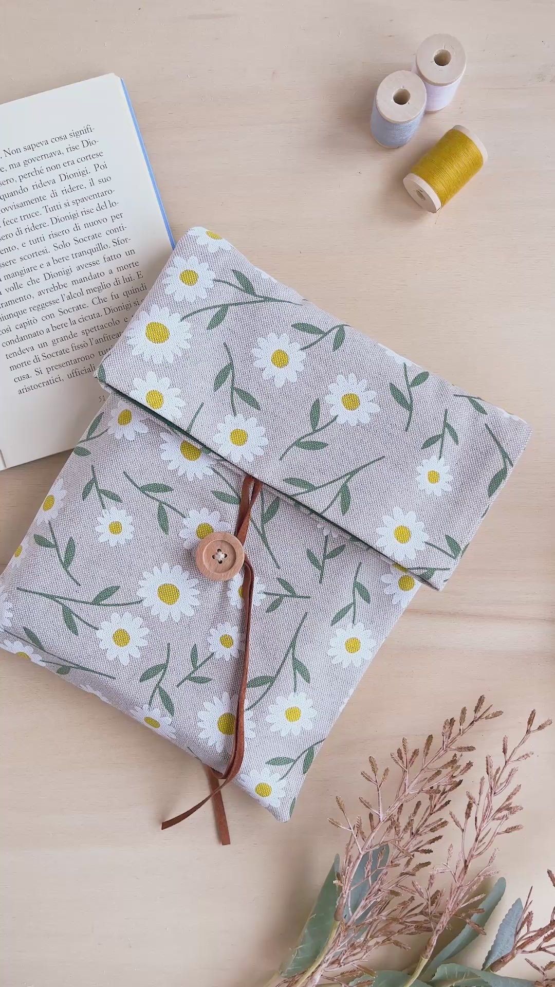 Custodia per libri imbottita in cotone fantasia margherite fatta a mano