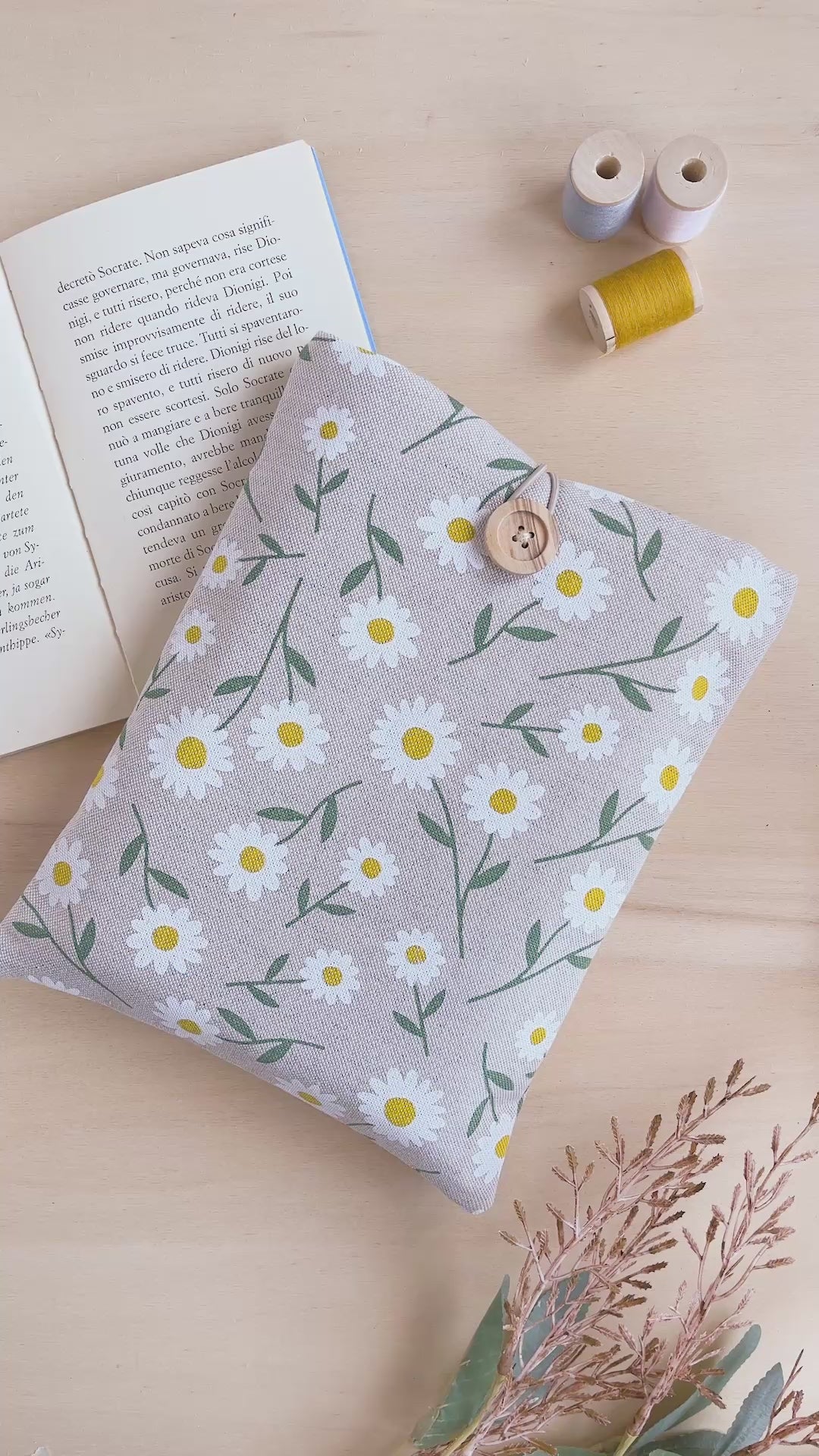 Custodia per libri imbottita in cotone fantasia margherite fatta a mano