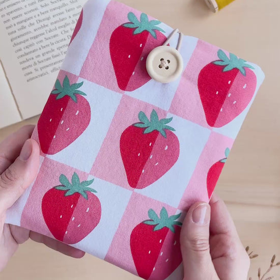 custodia per e-reader kindle artigianale fatta a mano con motivo a fragole in cotone