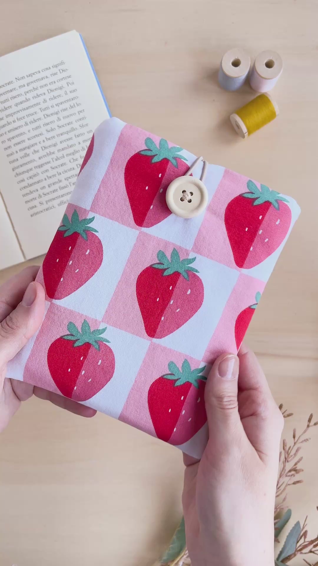 custodia per e-reader kindle artigianale fatta a mano con motivo a fragole in cotone