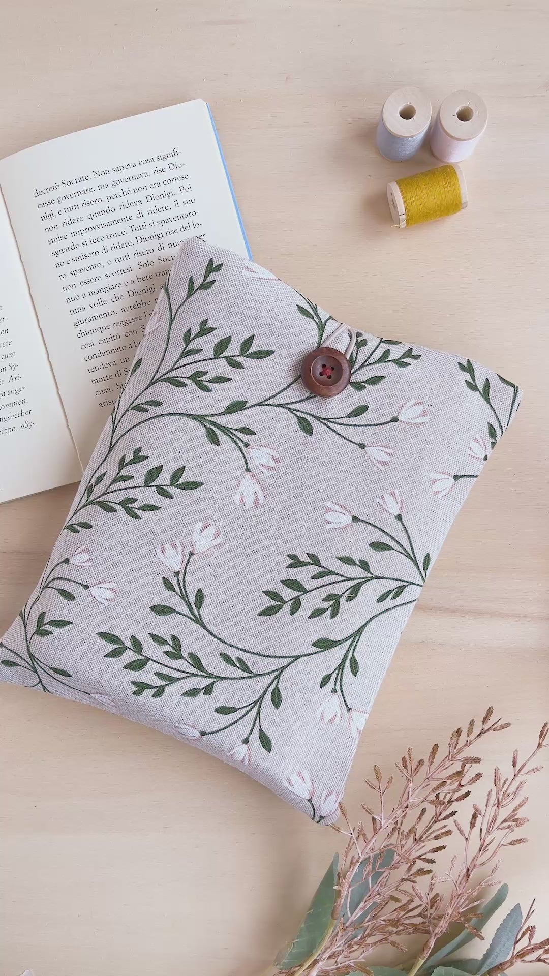 Custodia per libri imbottita in cotone fantasia tralci fioriti fatta a mano
