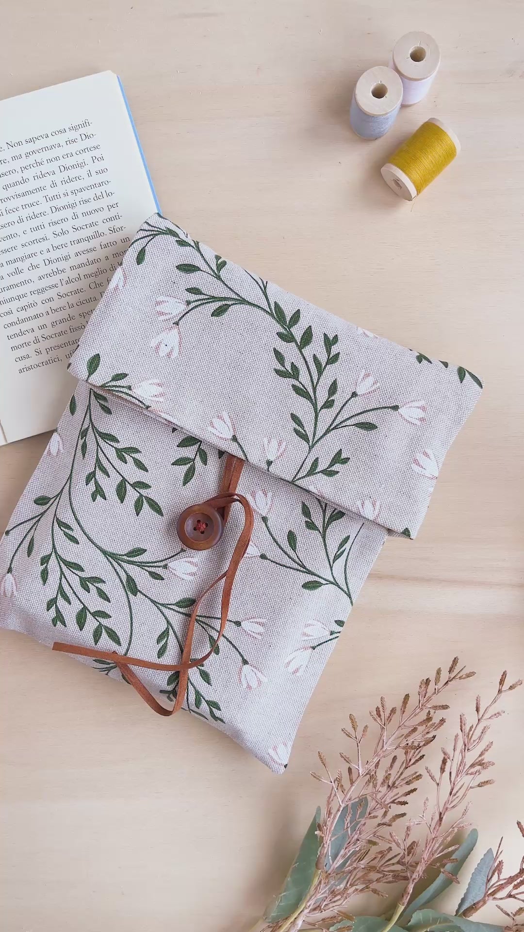 Custodia per libri imbottita in cotone fantasia tralci fioriti fatta a mano