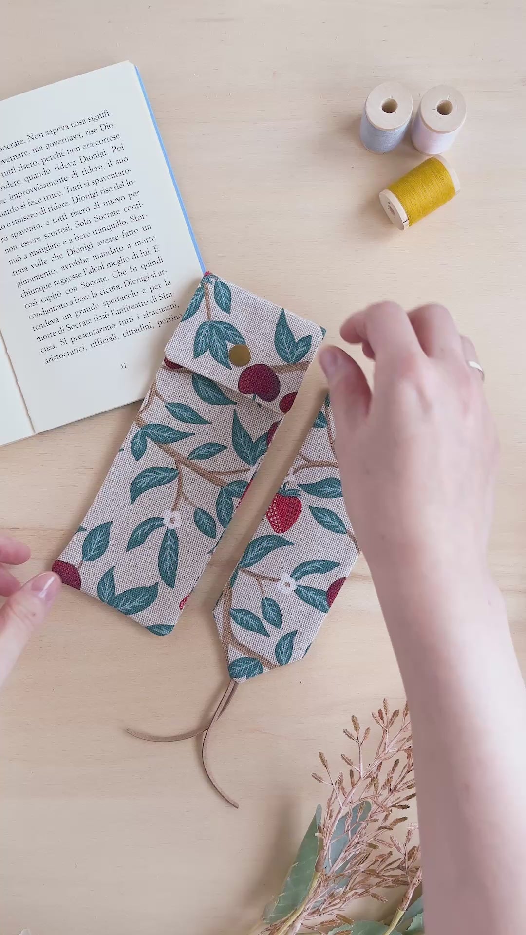 Astuccio in cotone fantasia fragole e ciliegie fatto a mano