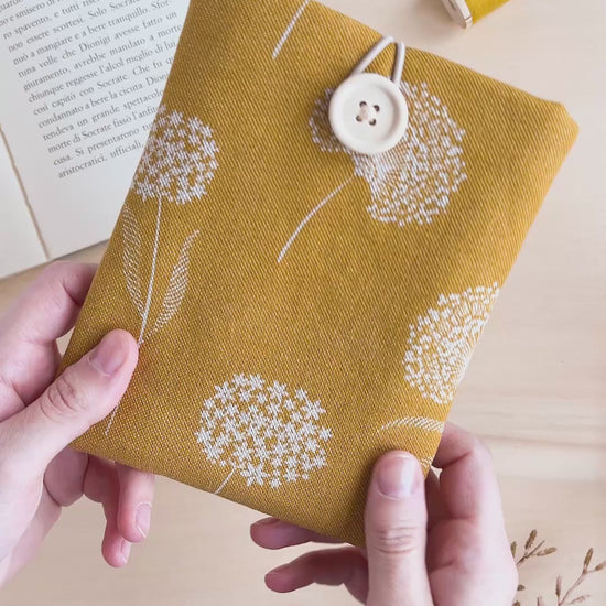 Custodia per e-reader imbottita in cotone fantasia ocra con fiori bianchi fatta a mano