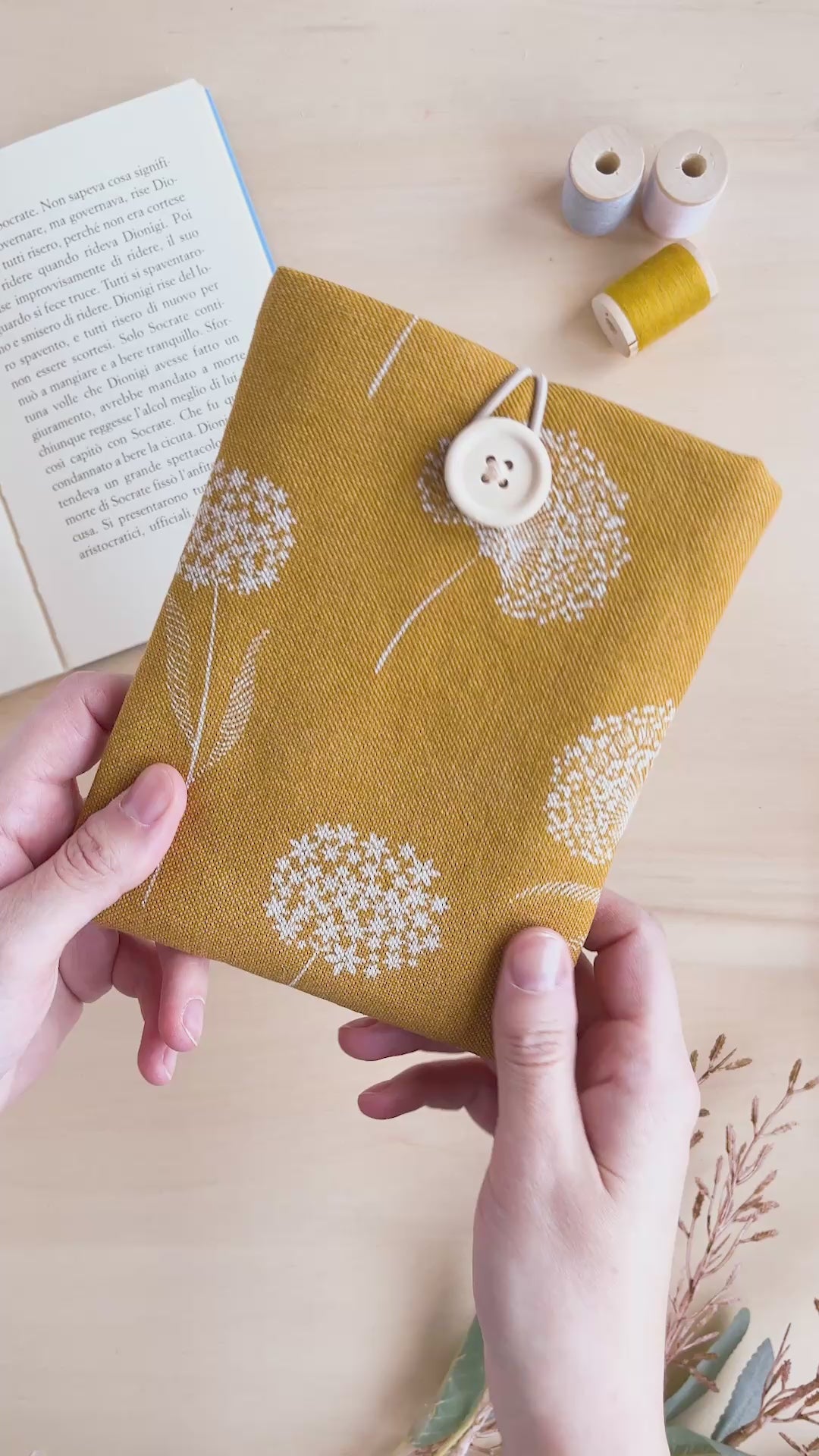 Custodia per e-reader imbottita in cotone fantasia ocra con fiori bianchi fatta a mano