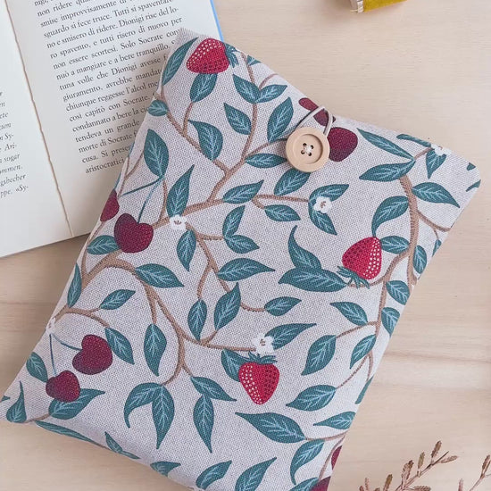 Custodia per libri imbottita in cotone fantasia fragole e ciliegie fatta a mano