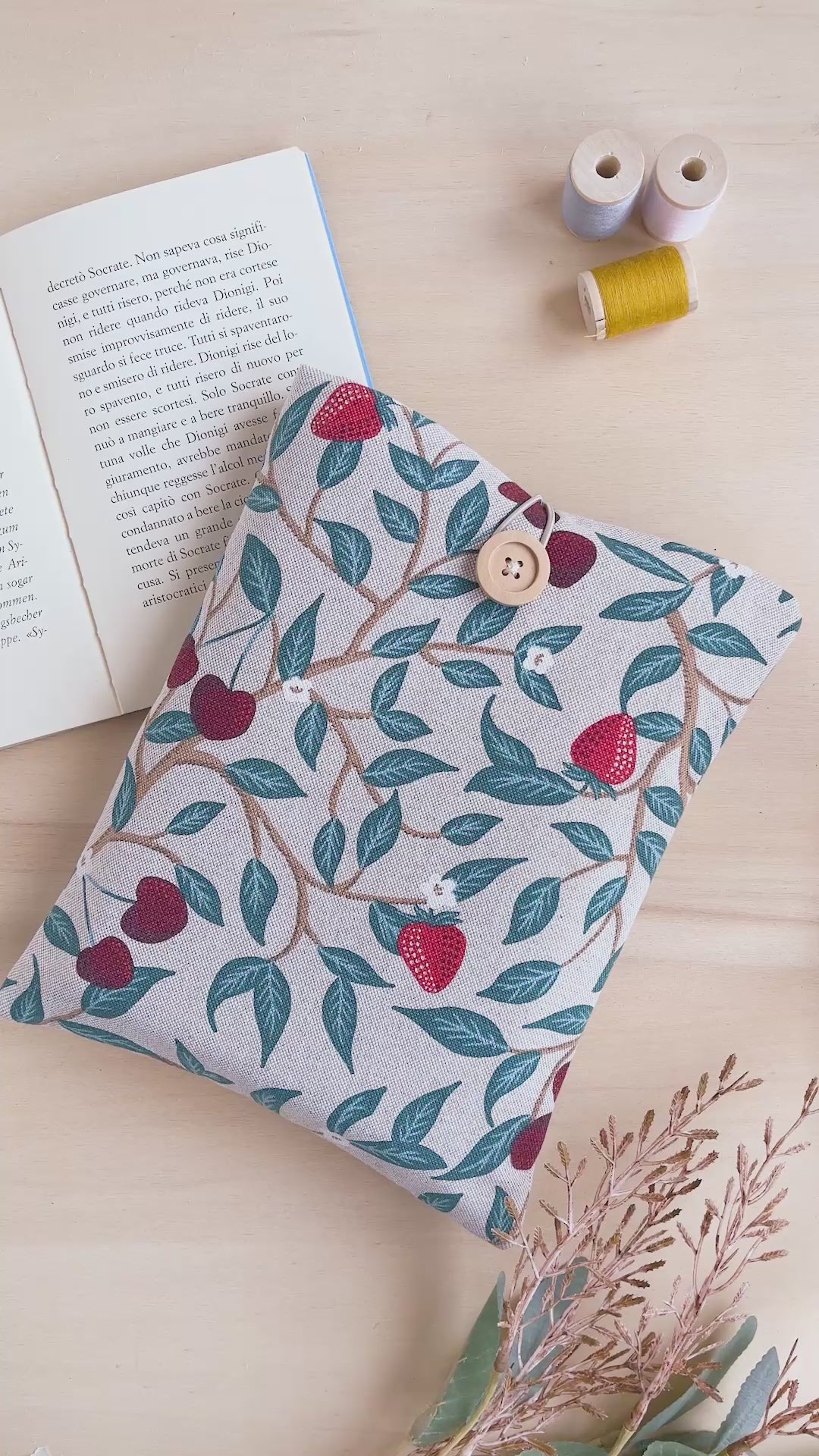 Custodia per libri imbottita in cotone fantasia fragole e ciliegie fatta a mano