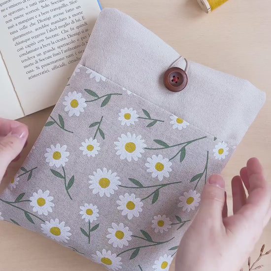 Custodia per libri imbottita con tasca in cotone fantasia margherite fatta a mano