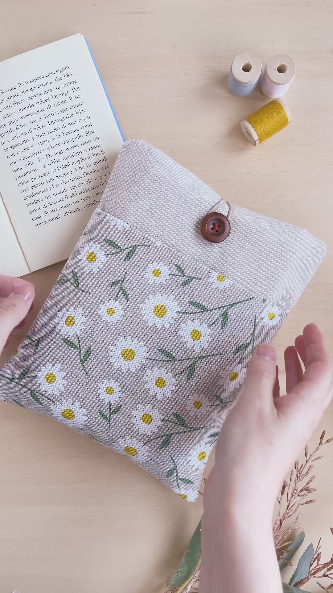 Custodia per libri imbottita con tasca in cotone fantasia margherite fatta a mano