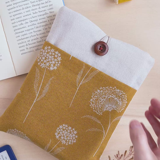 Custodia per libri imbottita in cotone fantasia ocra con fiori bianchi fatta a mano