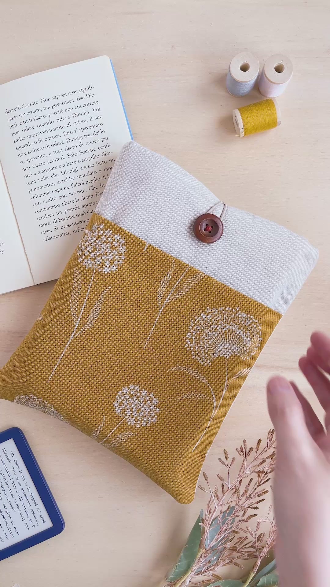 Custodia per libri imbottita in cotone fantasia ocra con fiori bianchi fatta a mano