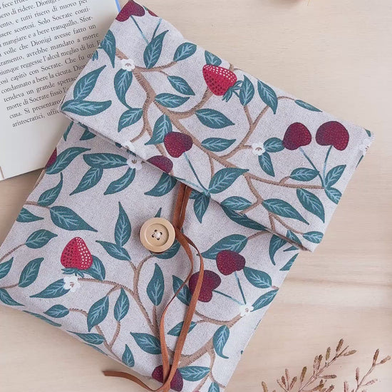 Custodia per libri regolabile in cotone fantasia fragole e ciliegie fatta a mano