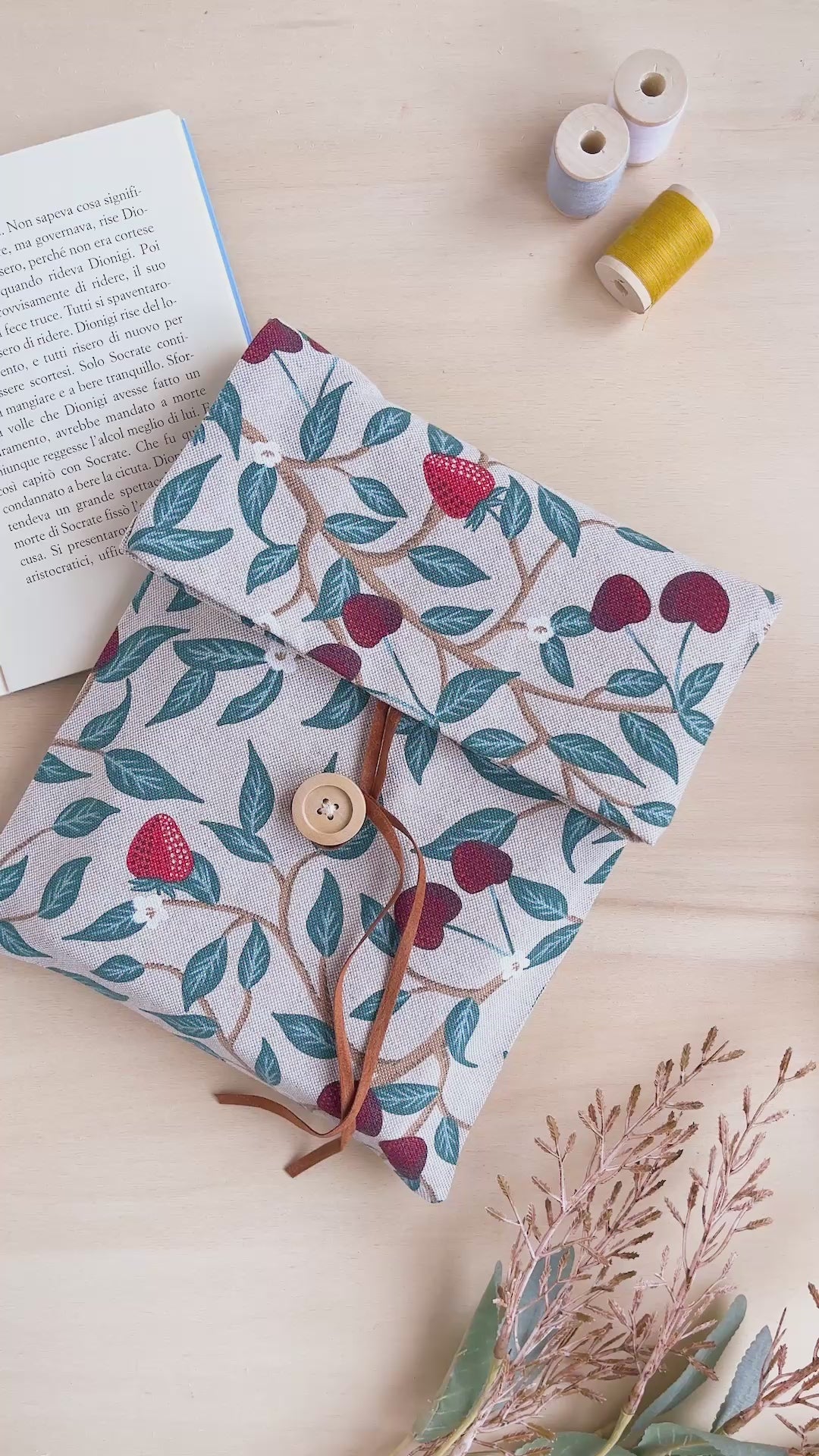 Custodia per libri regolabile in cotone fantasia fragole e ciliegie fatta a mano