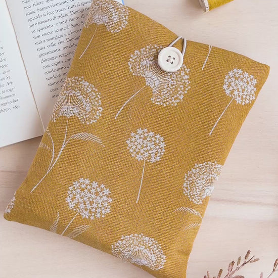 Custodia per libri imbottita in cotone fantasia ocra con fiori bianchi fatta a mano
