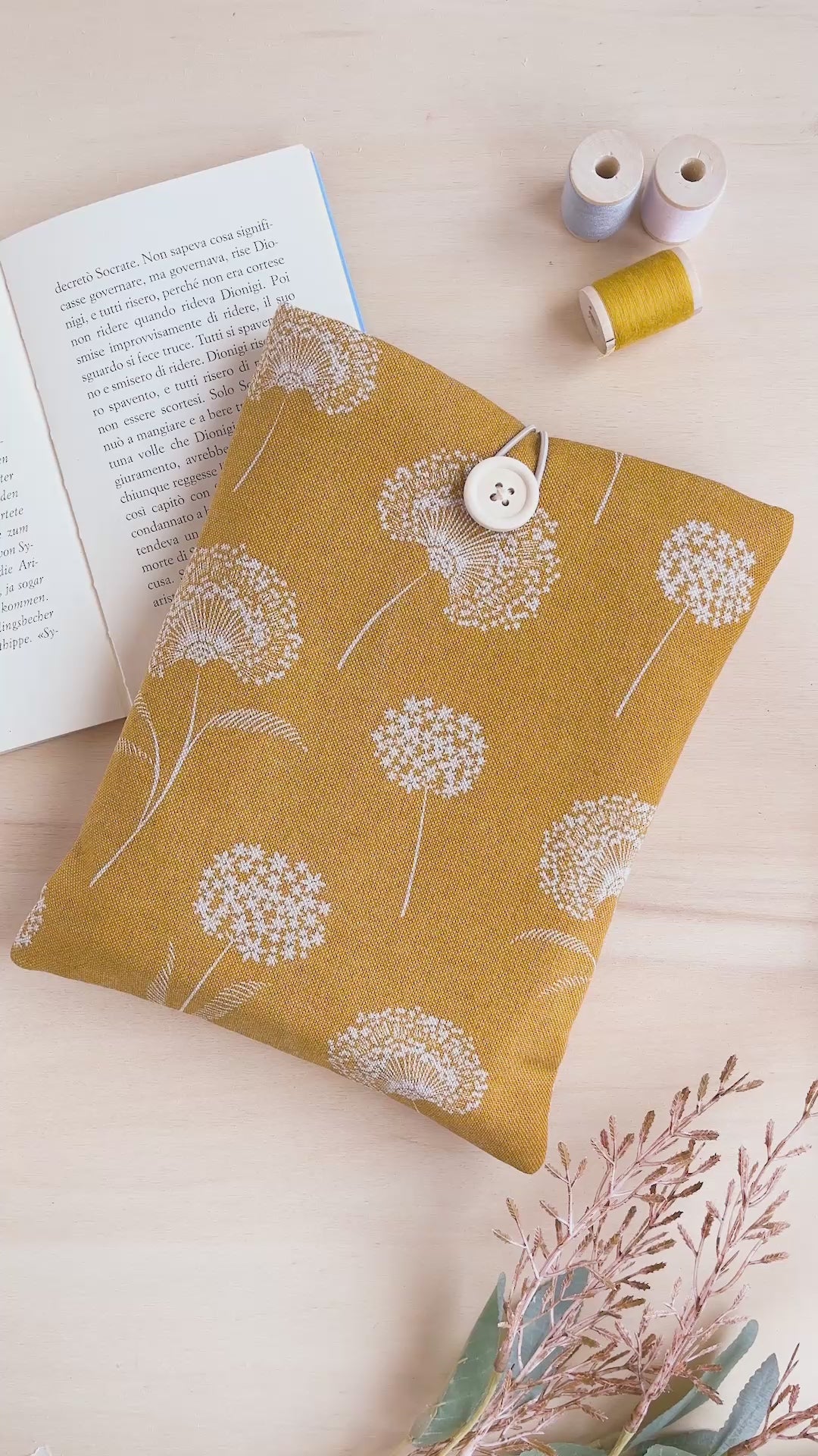Custodia per libri imbottita in cotone fantasia ocra con fiori bianchi fatta a mano