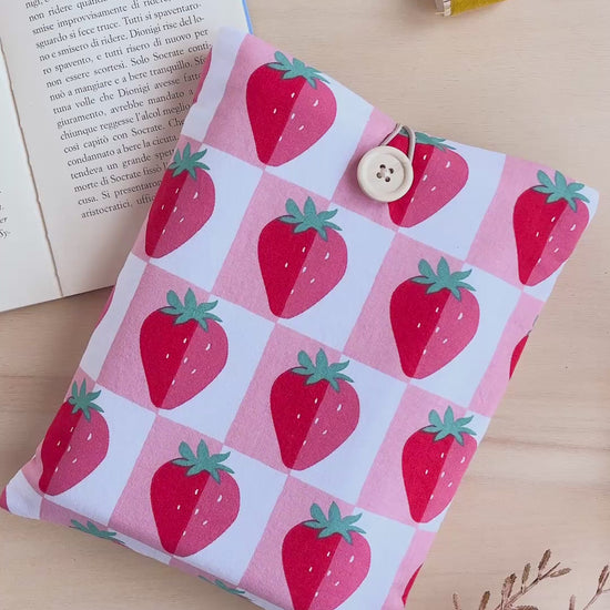 custodia per libri in stoffa con fragole, borsa porta libri in cotone, book sleeve strawberry