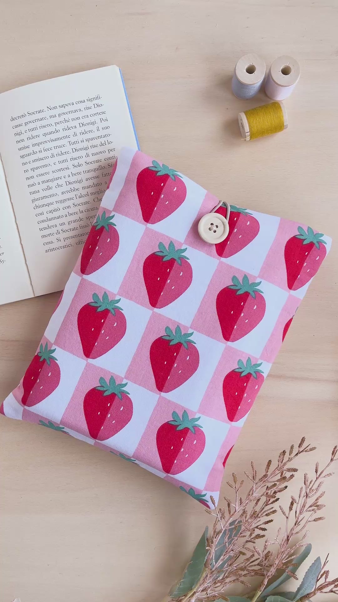 custodia per libri in stoffa con fragole, borsa porta libri in cotone, book sleeve strawberry